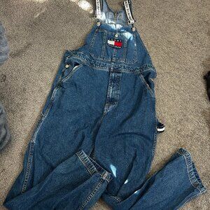 CLASSIC 1990S TOMMY HILFIGER DENIM OVERALLS W/ FRONT PATCH, ELASTIC LOGO STRAPS
